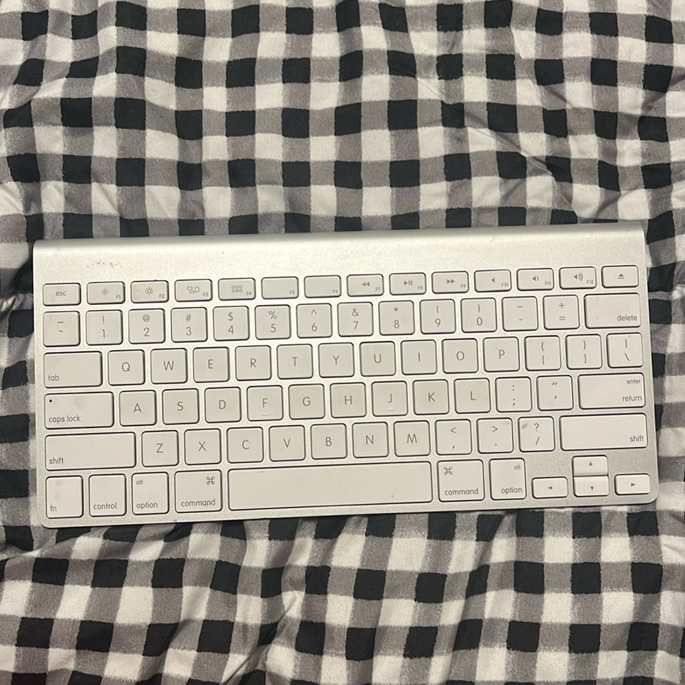 Apple Wireless Bluetooth Keyboard A1314, Battery Powered,‎ White/Silver